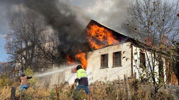 Sivas'ta evde yangın: 1 yaralı Sivas'ta evde yangın: 1 yaralı