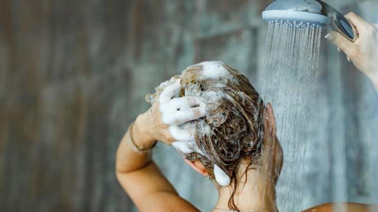 Ciltteki doğal yağları yok ederek cildi kurutuyor Kışın en sık yapılan hata Banyo yaparken...