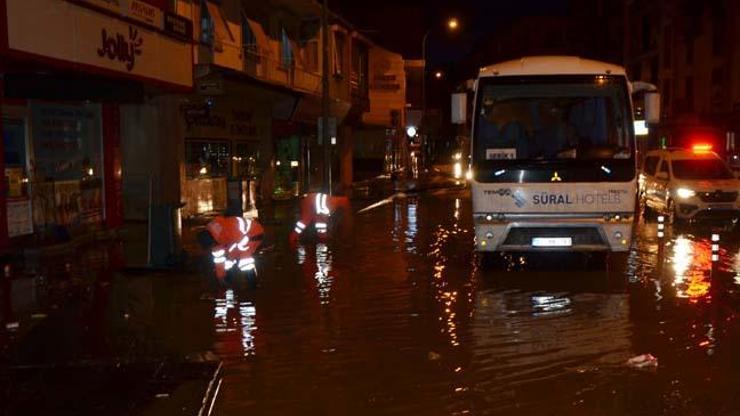 Turuncu uyarı verilmişti: Sağanak yağış olumsuz etkiledi... İşyerleri sular altında