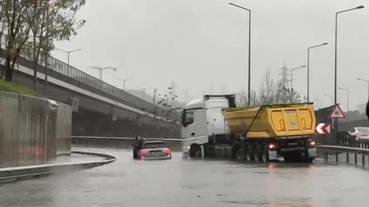 İstanbulda sağanak yağmur etkili oldu Bir araç mahsur kaldı