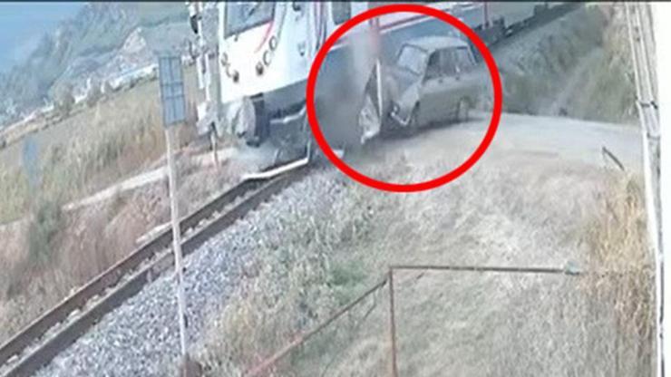 Manisa’da yolcu treni ile otomobil böyle çarpıştı | Video Haber