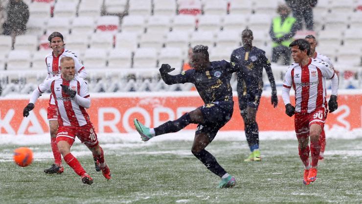 Karlı havada gol sesi çıkmadı Sivasspor ve Kasımpaşa puanları paylaştı...