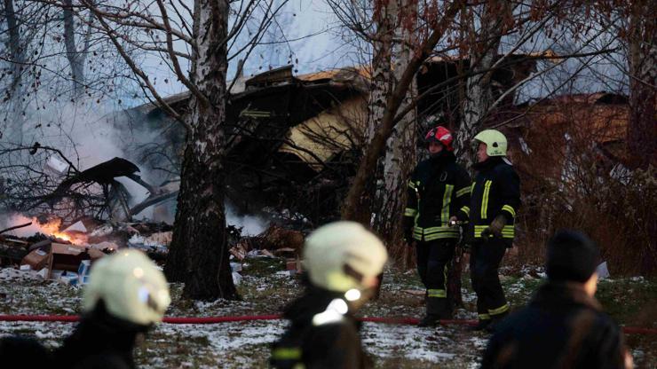 Litvanyada kargo uçağı, iniş esnasında binanın üzerine düştü: 1 kişi hayatını kaybetti, 4 yaralı