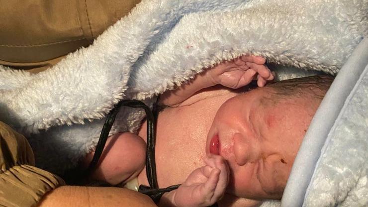 Hastaneye giderken araçları yolda kalan kadın, jandarma aracında doğum yaptı