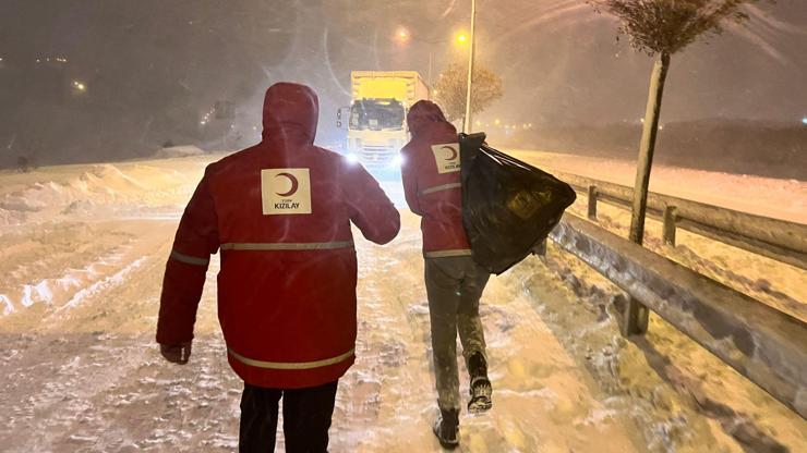 Türk Kızılay’dan yolda kalanlara ikram