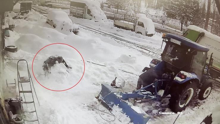 Lastik tamircisinin üzerine çatıdan kar kütlesi düştü Lastik tamircisinin üzerine çatıdan kar kütlesi düştü