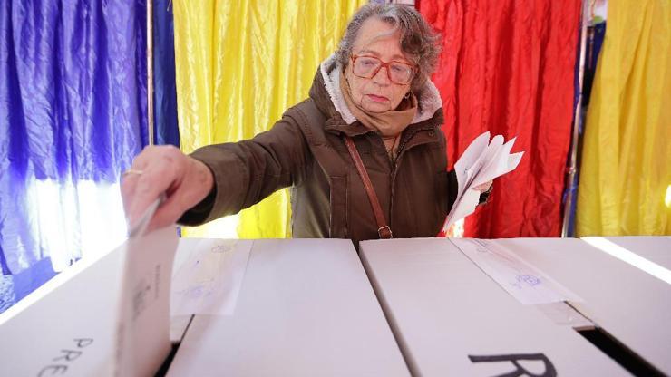 Romanyada halk genel seçim için sandık başında