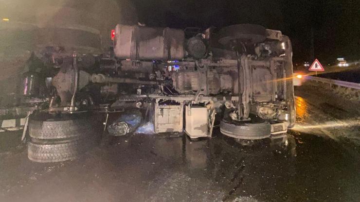 Susurluk'ta devrilen TIR'ın şoförü yaralandı Susurluk'ta devrilen TIR'ın şoförü yaralandı