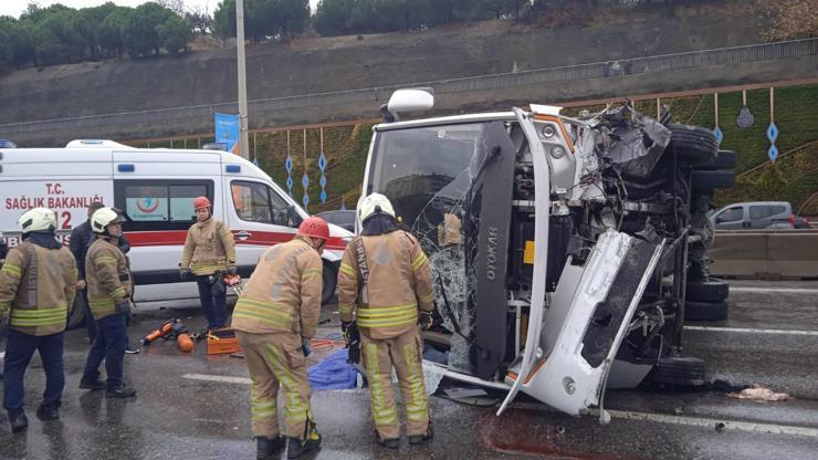 Maltepede servis minibüsü devrildi: 1 ölü