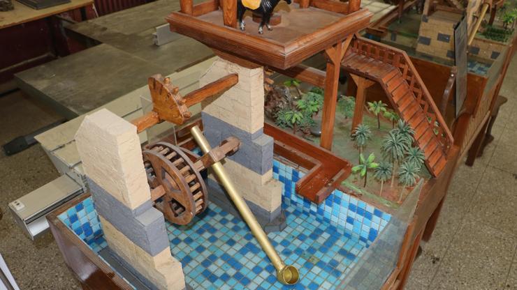 Müslüman alimlerin icatları, okulda minyatür boyutta sergileniyor Müslüman alimlerin icatları, okulda minyatür boyutta sergileniyor