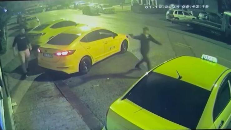 Kurusıkı tabanca ile taksi durağına geldi, camları kırdı; o anlar kamerada