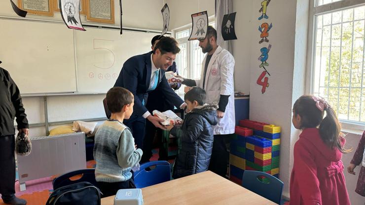 Yayladağı’nda öğrencilere kırtasiye ve kıyafet yardımı dağıtıldı