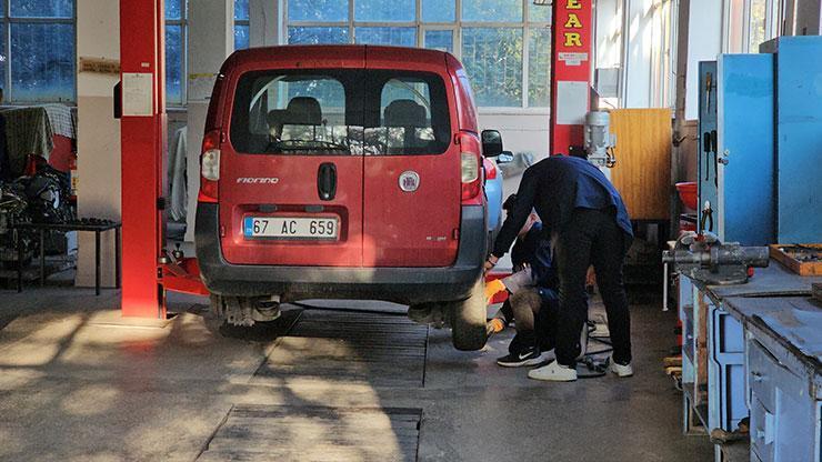 Lastikçide randevu bulamayan bu okula koşuyor