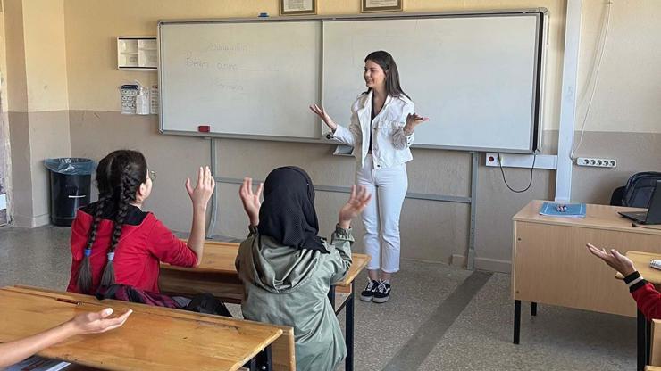 Anne ve babası işitme engelli olan Deniz, çocuklara gönüllü olarak işaret dili öğretiyor Anne ve babası işitme engelli olan Deniz, çocuklara gönüllü olarak işaret dili öğretiyor