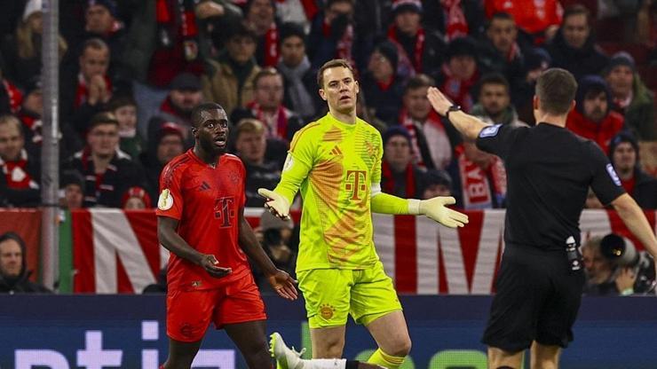 38 yaşındaki kaleci Manuel Neuer, kariyerinde bir ilki gerçekleştirdi