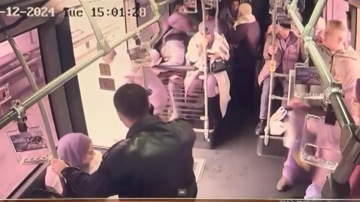 Fırlayan rögar kapağı metrobüsün kapısını kırdı, yolcu yola düştü