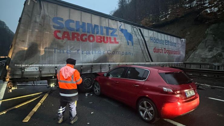 Otoyolda makas atıp yolu kapatan TIRa otomobil çarptı