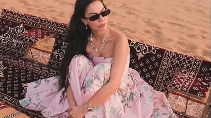 Demet Özdemir bu kez çölden fotoğraflar paylaştı Pembe elbisesi dikkat çekti