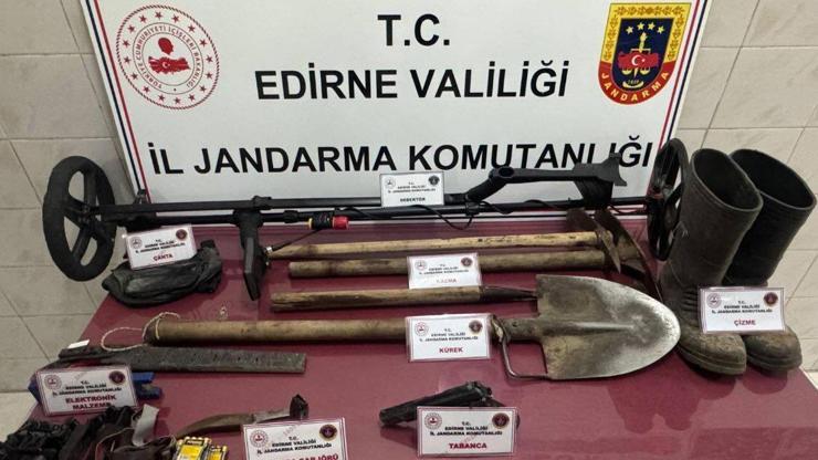 Edirne’de kaçak define kazısı yapan 2 kişi suçüstü yakalandı Edirne’de kaçak define kazısı yapan 2 kişi suçüstü yakalandı