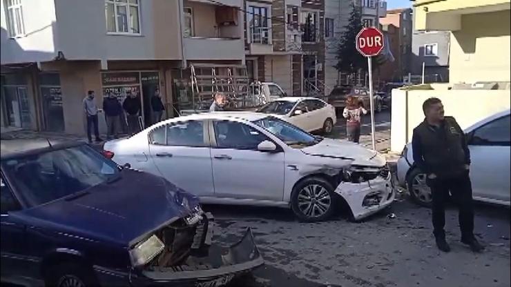 İstanbul- Ümraniye'de 2 otomobil çarpıştı; sürücüler yaralandı İstanbul- Ümraniye'de 2 otomobil çarpıştı; sürücüler yaralandı