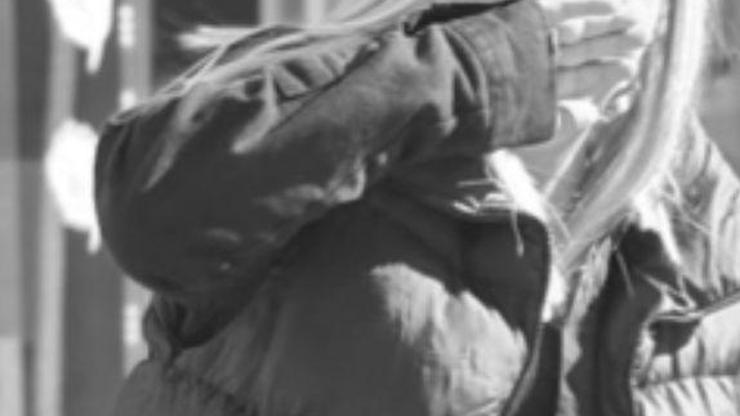 Otomobil, istinat duvarına çarptı; 1 ölü, 2 yaralı