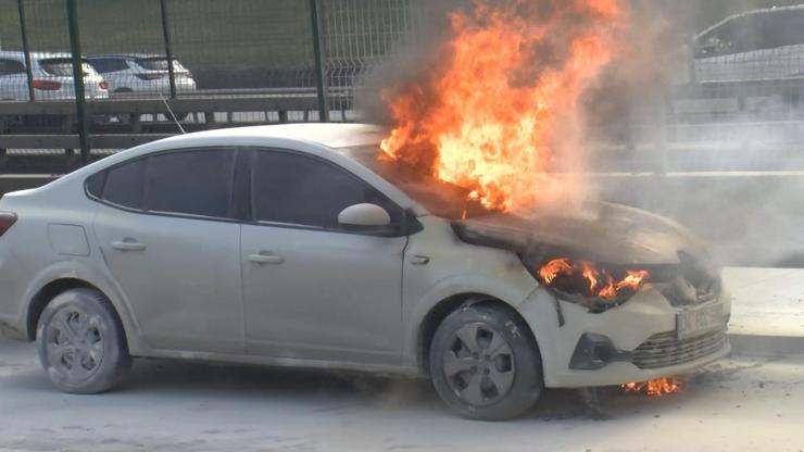 Sefaköyde bir araç seyir halindeyken alev aldı