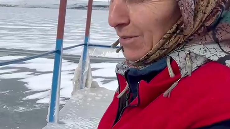 Yüzeyi buz tutan Çıldır Gölü'nde avlanamayan kuşları elleriyle besliyor
