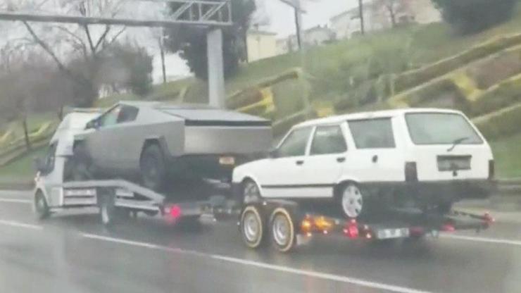 Tesla Cybertruck ve Tofaş Kartal aynı çekicide İstanbul’da trafikte tarihi anlar Geçmiş ve gelecek bir arada… | Video Haber