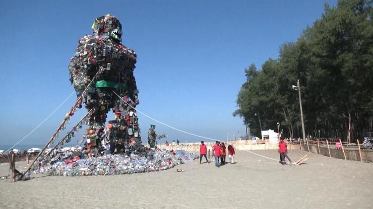 Bangladeşin ünlü plajından mesaj: 19 metrelik plastik heykel