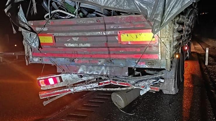 Karabük'te otomobil, TIR'a çarptı: 3 yaralı Karabük'te otomobil, TIR'a çarptı: 3 yaralı