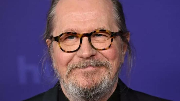 ‘Slow Horses’ başrol oyuncusu Gary Oldman, MI5 için Noel şiiri seslendirdi