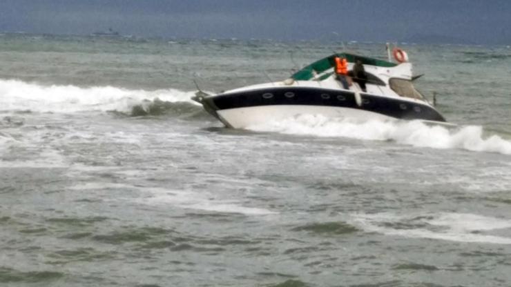 Tekirdağ'da fırtınada yan yatan teknedeki 2 kişi kurtarıldı Tekirdağ'da fırtınada yan yatan teknedeki 2 kişi kurtarıldı