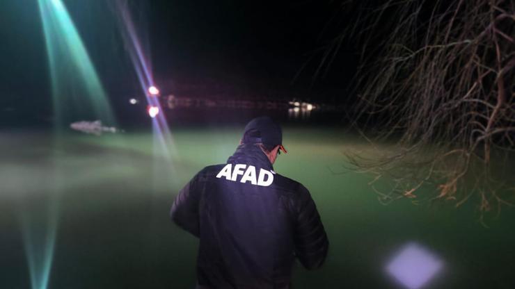 Motosikleti ve cep telefonu göl yakınında bulunan genç için suda arama çalışması başlatıldı