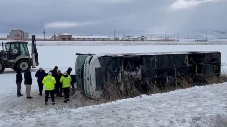 Kars'ta yolcu otobüsü, şarampole yuvarlandı: 23 yaralı Kars'ta yolcu otobüsü, şarampole yuvarlandı: 23 yaralı