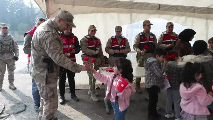 Suriyeliler ülkelerine dönüyor: Jandarmaya böyle teşekkür ettiler...