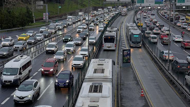 İstanbulda haftanın ilk iş gününde trafik yoğunluğu yaşanıyor