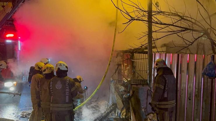 Beyoğlunda 3 katlı metruk binada çıkan yangın söndürüldü