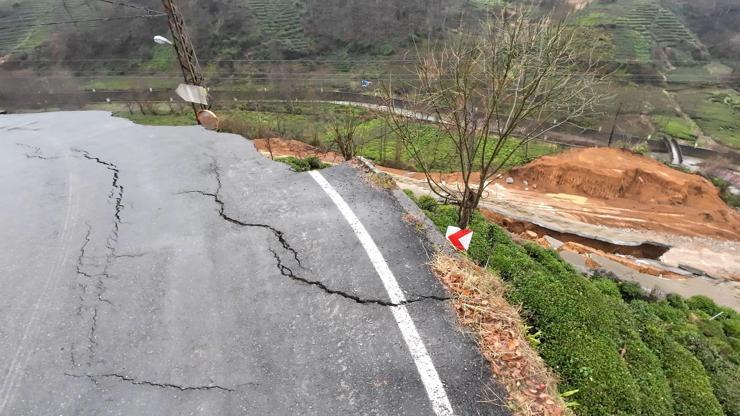 Rize'de heyelanda köy yolu çöktü Rize'de heyelanda köy yolu çöktü