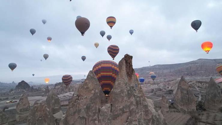 Kapadokya’da turistler yılın ilk güneşinin doğuşunu sıcak hava balonlarında izledi