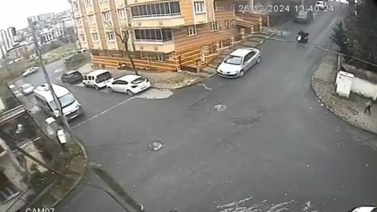 Gaziosmanpaşa'da motokuryenin kaza yaptığı anlar kamerada