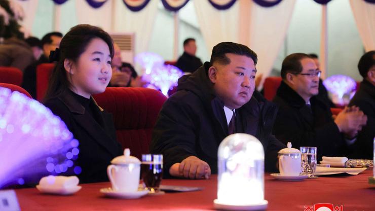 Kuzeyin halefi artık sahnede, ‘iktidara hazırlanıyor… Kuzey Kore lideri Kim Jong-un, yeni yılı birlikte böyle kutladı