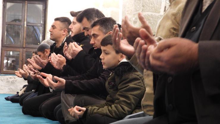 Depremde hasar alan Kanuni Sultan Süleyman Cami Regaip Kandili ile ibadete açıldı Depremde hasar alan Kanuni Sultan Süleyman Cami Regaip Kandili ile ibadete açıldı