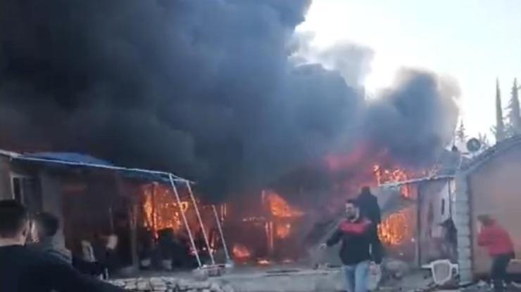 Hatay'da 4 konteyner yandı Hatay'da 4 konteyner yandı