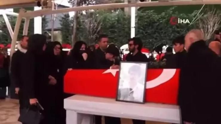 Ferdi Tayfurun tabutu başında kavga... Tuğçe Tayfur ile Şirin Gözalıcı birbirine girdi: O buraya gelmeyecek