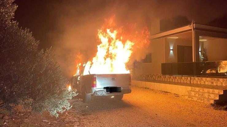 Defne'de park halindeki 2 kamyonet yandı Defne'de park halindeki 2 kamyonet yandı