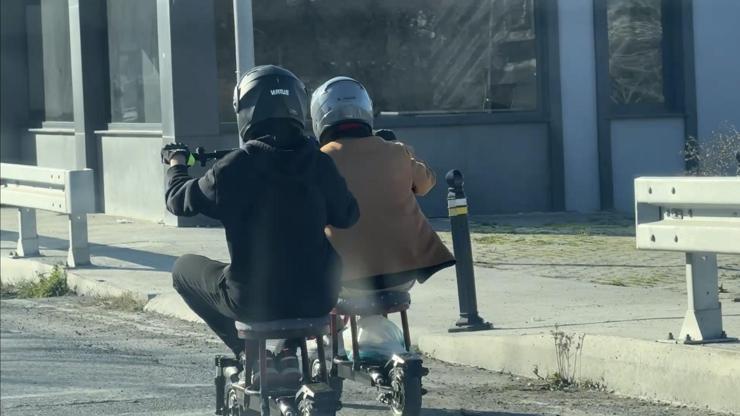 Trafikte inanılmaz görüntüler: Taburenin üzerinde elektrikli scooter sürdüler