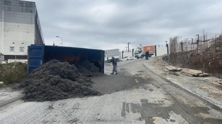 İstanbul - Esenyurt'ta talaş yüklü kamyon devrildi İstanbul - Esenyurt'ta talaş yüklü kamyon devrildi