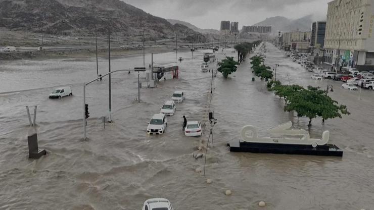 Mekke, Medine ve Ciddede kırmızı alarm Yollar göle döndü, araçlar suya kapıldı