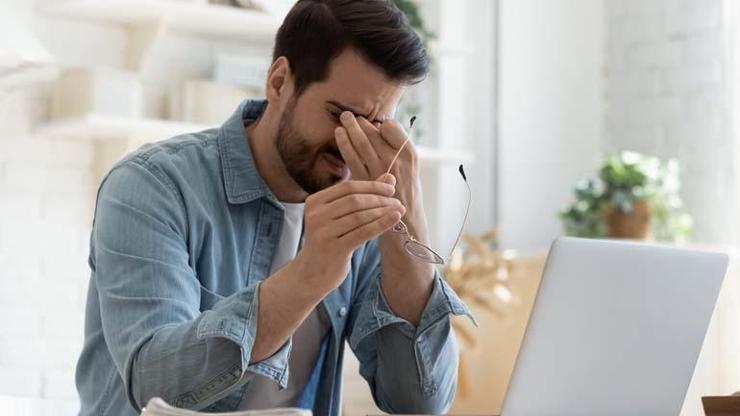 Stres Gözleri Vuruyor Genç Erkekler ve Masa Başı Çalışanlar Risk Altında... Kalıcı Görme Kaybına Neden Olabilir