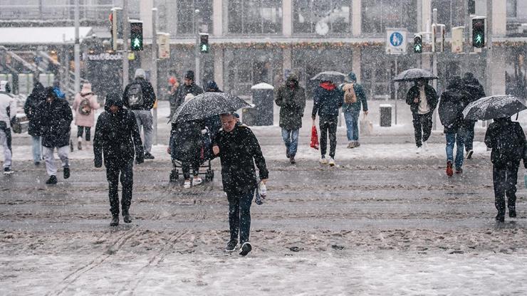 Avrupa kar altında Hava buz kesti, şiddetli kar sonrası sarı alarm verildi